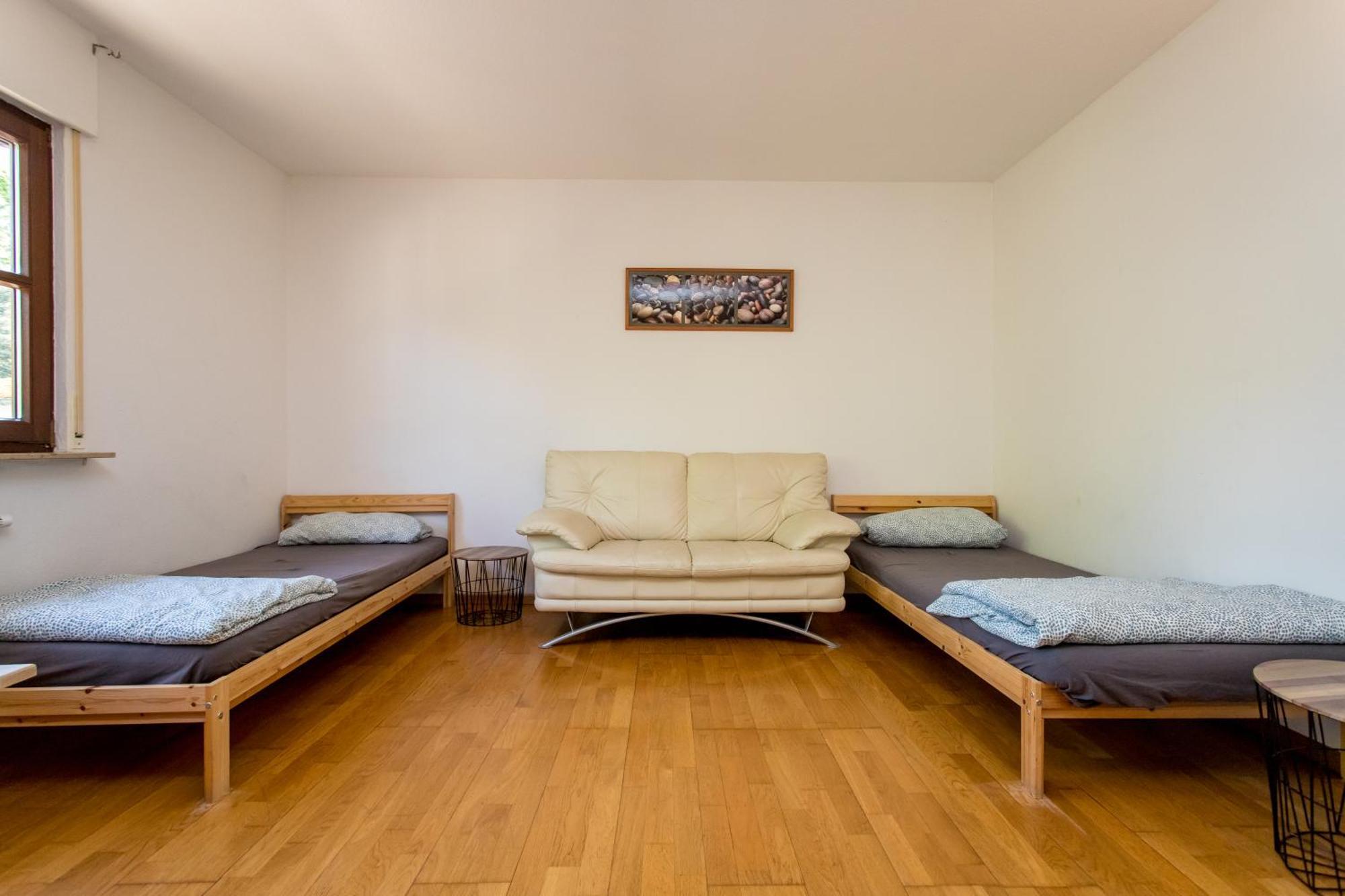 Ferienwohnung mit 123qm für 8 Personen mit sehr großem Garten, einfache Innen-Ausstattung Leipzig Exterior foto