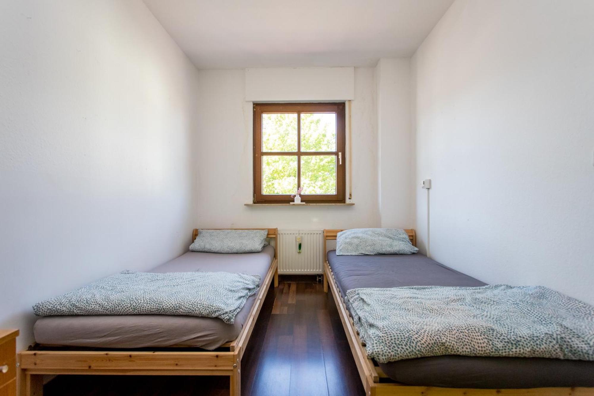 Ferienwohnung mit 123qm für 8 Personen mit sehr großem Garten, einfache Innen-Ausstattung Leipzig Exterior foto